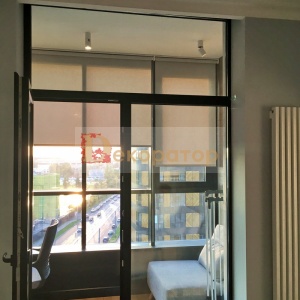 Рулонные шторы на лоджии. 2020 -портфолио окно с балконной дверью. Балкон. Декоратор штор